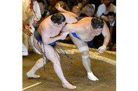 Asashoryu, Hakuho heating up at summer sumo