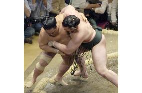 Ozeki Kotooshu beats No. 3 maegashira Kakizoe