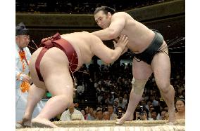 Ozeki Kotooshu beats Kisenosato at summer sumo