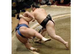 Yokozuna Asashoryu remains unbeaten at summer sumo