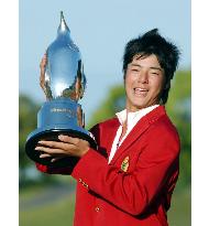 15-year-old Ishikawa makes history with Munsingwear victory