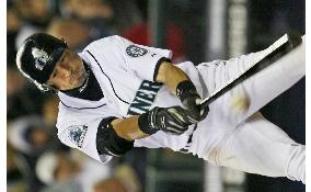 Ichiro extends hitting streak, Okajima remains in form