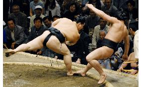 Asashoryu beats Ama to improve to 9-0 at summer sumo