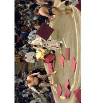 Hakuho jumps into lead, Asa falls in shocker at summer sumo