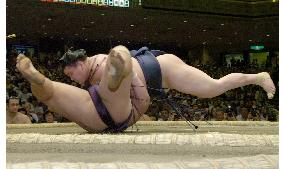 Asashoryu falls in shocker at summer sumo