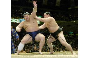 Asashoryu bounces back, chasing Hakuho at summer sumo