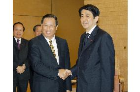 Vietnamese Deputy Prime Minister Khiem talks with Abe