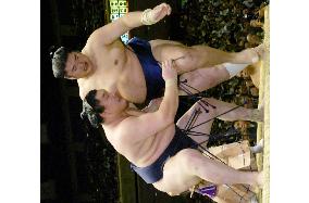 Hakuho zeroes in on summer title as Asashoryu crashes