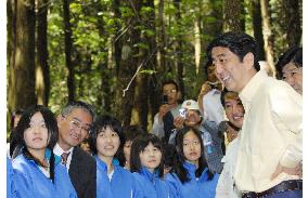 Abe joins 'eco tour' on the hills of Mt. Fuji