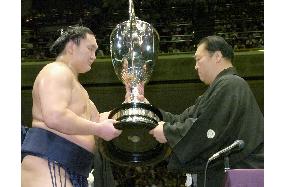 Mongolian ozeki Hakuho wins summer grand sumo tournament