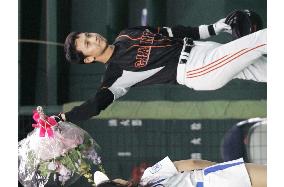 Yomiuri's Nioka marks 1,000th career hits