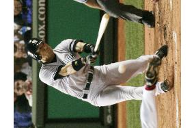 H. Matsui extends hitting streak, pounds Okajima