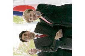 Abe meets with German Chancellor Merkel in Berlin