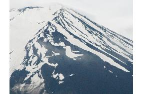 'Agriculture bird' appears on Mt. Fuji