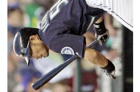 Ichiro doubles, scores twice in Mariners' 6th straight win