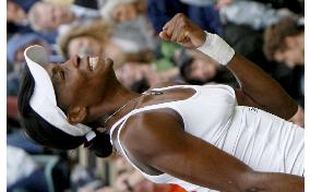 Venus Williams secures 4th-round place at Wimbledon