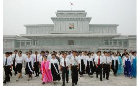 N. Koreans pay tribute to late Kim Il Sung