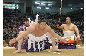 Hakuho all smiles on yokozuna debut in Nagoya sumo tourney