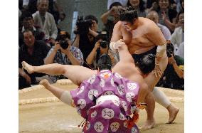 Kotomitsuki stays perfect on 3rd day of Nagoya sumo