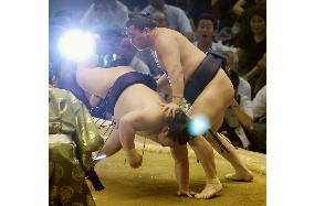 Hakuho bounces Takekaze, shares lead at Nagoya sumo