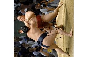 Hakuho stays perfect on 5th day of Nagoya sumo