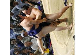 Yokozuna Asashoryu beats Tokitenku at Nagoya sumo