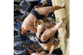 Hakuho, Kotomitsuki sitting pretty in lead at Nagoya sumo
