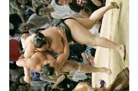 Asashoryu beats Takamisakari at Nagoya sumo