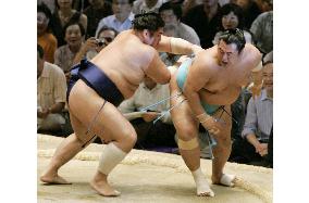 Kotomitsuki wins for flawless record at Nagoya sumo
