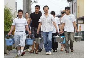 Quake-hit Chinese students help other evacuees in Niigata