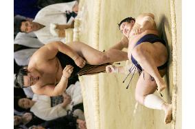 Sumo: Asashoryu dumps Kotomitsuki to 1st loss at Nagoya sumo