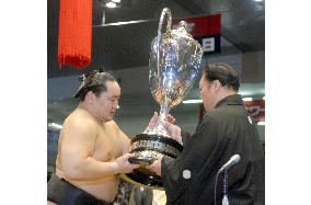 Asashoryu beats Hakuho to win 21st Emperor's Cup