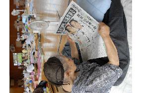 Quake shelter inmate follows LDP election defeat in newspaper