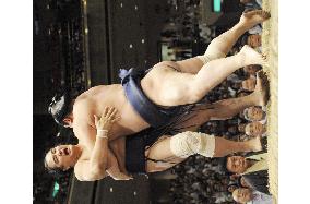 Aminishiki loses to Wakanosato at autumn sumo