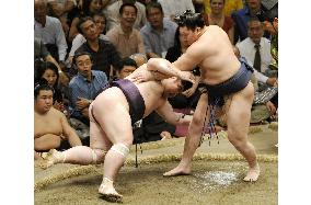 Hakuho shares lead after dumping Dejima at autumn sumo