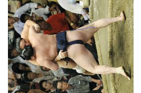 Hakuho thrashes Asasekiryu on 10th day of autumn sumo