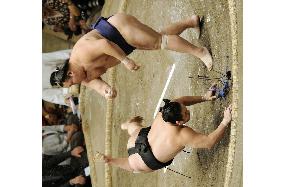 Aminishiki loses to Chiyotaikai at autumn sumo