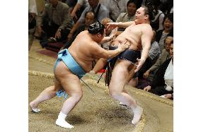 Hakuho handed 2nd defeat, lowly Goeido takes sole lead