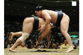 Hakuho reclaims share of lead at autumn sumo