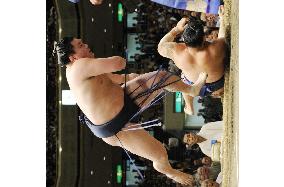 Hakuho beats Kotomitsuki to close in on title at autumn sumo