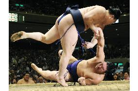 Hakuho still in driver's seat with 1 day left at autumn sumo