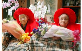 Female centenarian twins receive congratulations