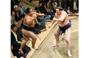 Hakuho wins 4th career title at autumn sumo