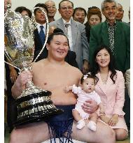 Hakuho wins 4th career title at autumn sumo