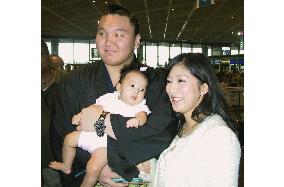 Mongolian Hakuho leaves for home with family