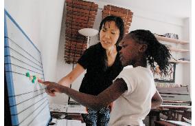 Japanese woman teaches at 'terakoya' school in Ivory Coast