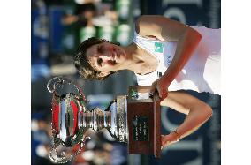 Venus Williams falls to Virginie Razzano in Japan Open final