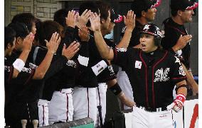 Lotte routs Nippon Ham with 5 HRs in Climax Series Game 2