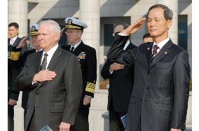 Gates attends welcoming ceremony in Seoul