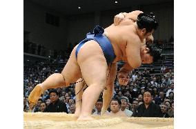 Yokozuna Hakuho hit with 1st-day defeat at Kyushu sumo
